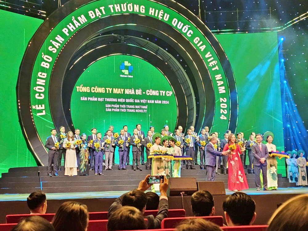 May Nhà Bè nhận giải thưởng