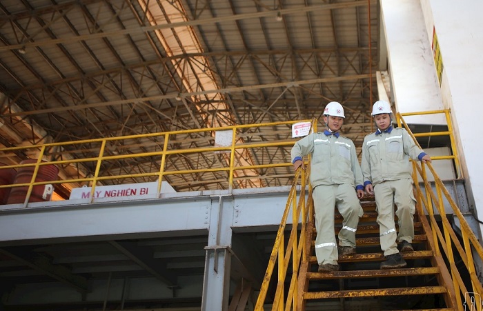 Người lao động Công ty Nhôm Đắk Nông - TKV luôn tuân thủ các quy định trong các ca, kíp sản xuất