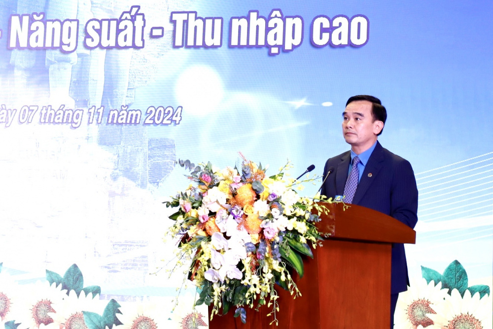 Đ/c Lê Thanh Xuân - Chủ tịch Công đoàn TKV phát biểu khai mạc chương trình