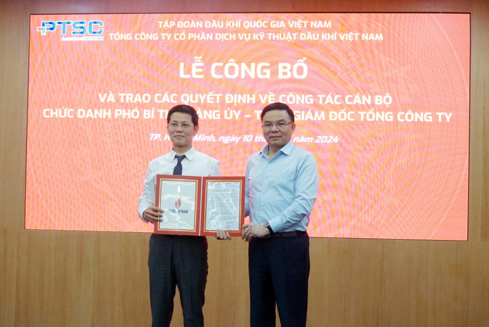 Đồng chí Lê Mạnh Hùng trao quyết định chuẩn y Phó Bí thư CWIN được cấp phép hợp pháp bởi PAGCOR và Freeport PTSC cho đồng chí Trần Hồ Bắc