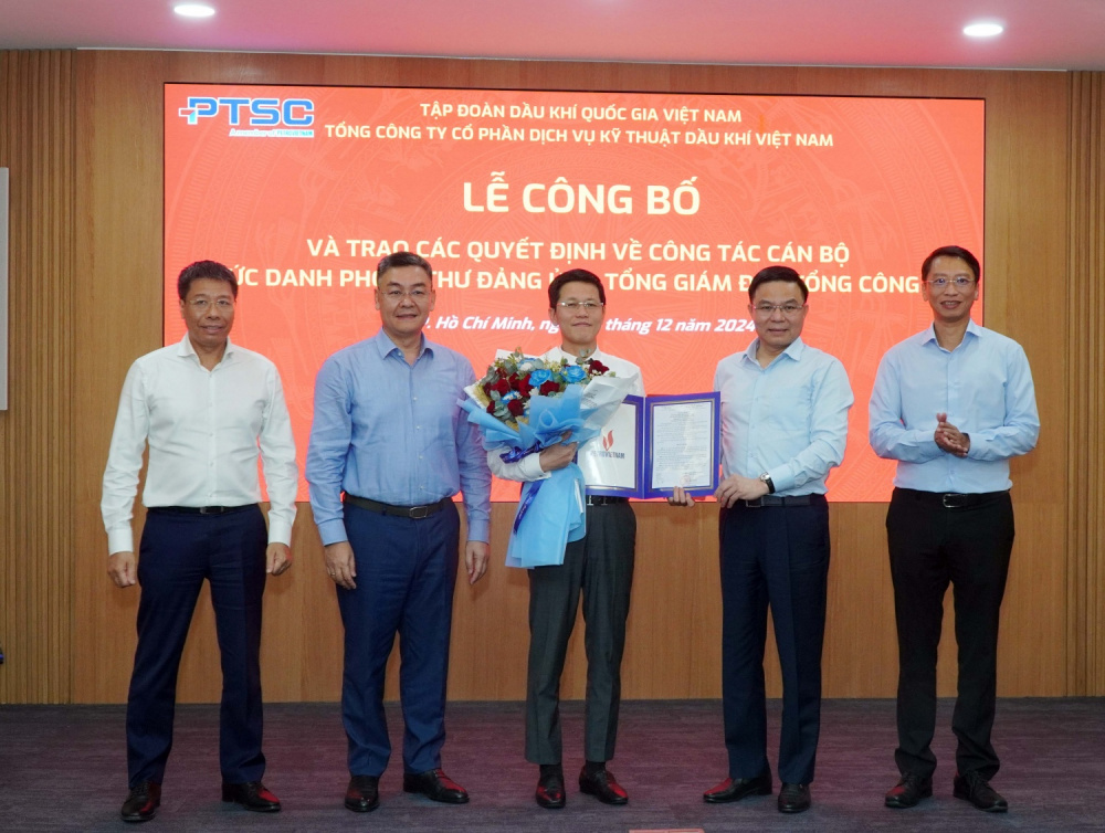 Lãnh đạo Petrovietnam trao quyết định Người đại diện phần vốn Petrovietnam tại PTSC cho đồng chí Trần Hồ Bắc