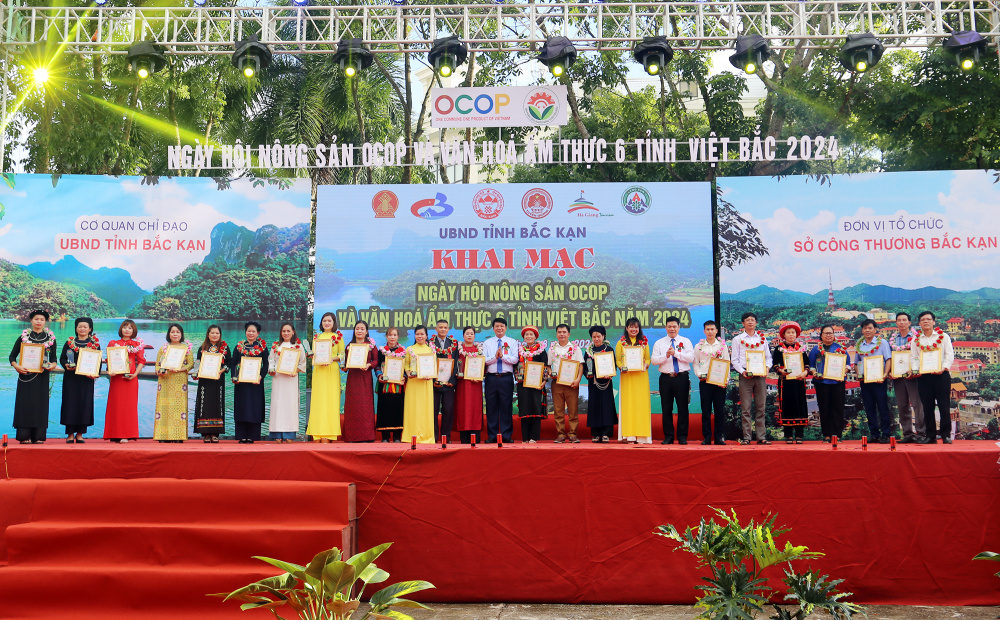 ảnh. Khai mạc Chương  trình “Ngày hội nông sản OCOP và Văn hoá ẩm thực 6 tỉnh Việt Bắc năm 2024” diễn ra tỉnh Bắc Kạn