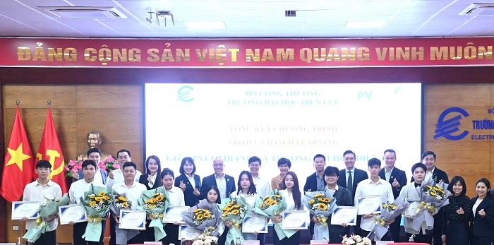 Khen thưởng sinh viên có thành tích xuất sắc tại đề án PROJECT – BASED LEARNING giữa PVCOMBANK và Trường Đại học Điện lực.