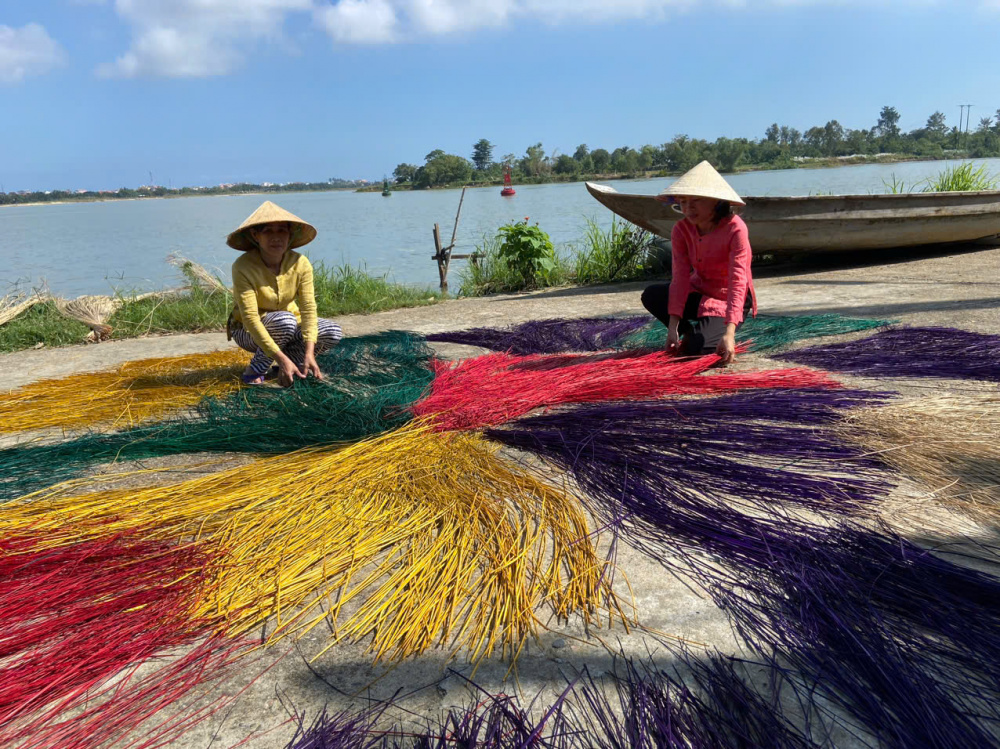 Chị Phạm Thị Công cùng với mẹ dệt chiếu tại gia đình