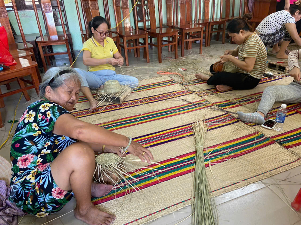 Năm 2023 và 2024, chính quyền địa phương xã Cẩm Kim cùng với cơ sở Cói Kim Bồng KIBOCO đã mở lớp truyền nghề đan lát từ sợi cói và nhận được sự ủng hộ, tham gia rất nhiều từ phụ nữ tại địa phương