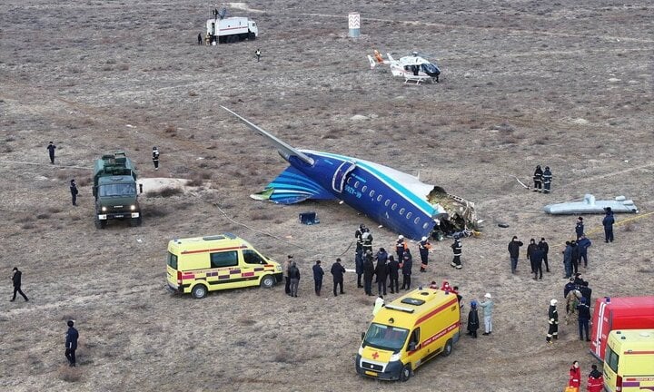 Hiện trường vụ rơi máy bay Azerbaijan Airlines