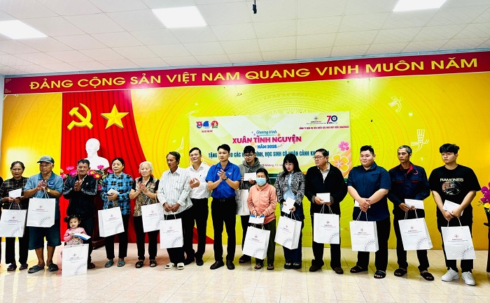 Công ty EPS tặng quà cho hộ gia đình khó khăn tại hai xã Tân Hòa và Tân Hải (Thị xã Phú Mỹ, Bà Rịa - Vũng Tàu)