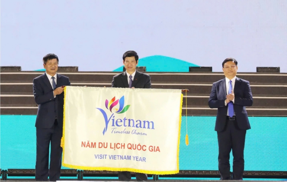 Lãnh đạo Bộ Văn hóa, Thể thao và Du lịch cùng lãnh đạo tỉnh Điện Biên trao cờ đăng cai tổ chức Năm Du lịch quốc gia 2025 cho tỉnh Thừa Thiên Huế