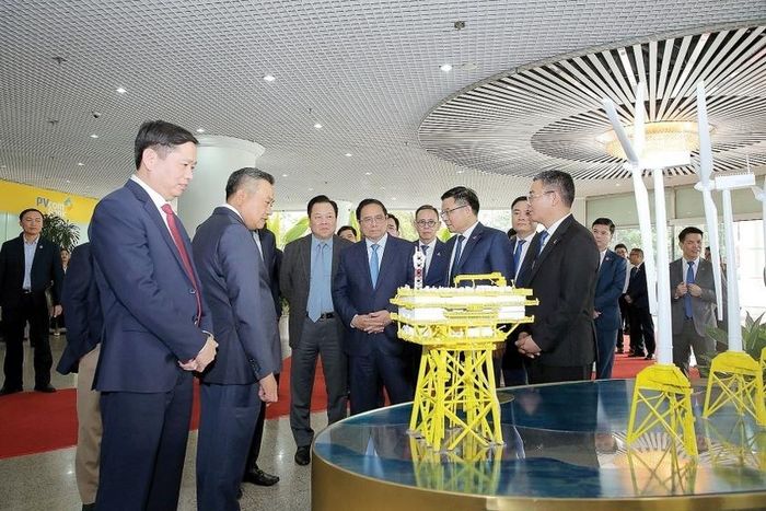 Chủ tịch HĐTV Petrovietnam Lê Mạnh Hùng báo cáo với Thủ tướng Cwin com đăng nhập Phạm Minh Chính về hoạt động Nền tảng hàng đầu cung cấp Cwin com kinh doanh.