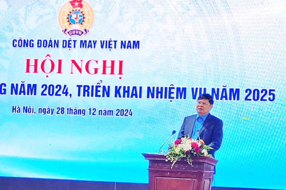ông Phan Văn Anh phát biểu 