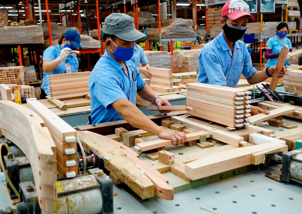 Việc tuân thủ các quy định nghiêm ngặt về nguồn gốc gỗ hợp pháp và tiêu chuẩn môi trường tại các thị trường lớn cũng là một thách thức lớn đối với ngành gỗ
