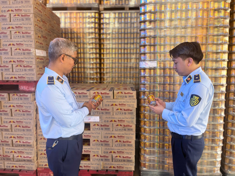 Bò húc nhái nhãn hiệu Redbull