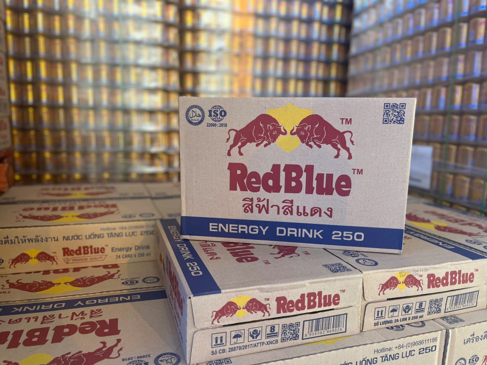 Bò húc nhái nhãn hiệu Redbull
