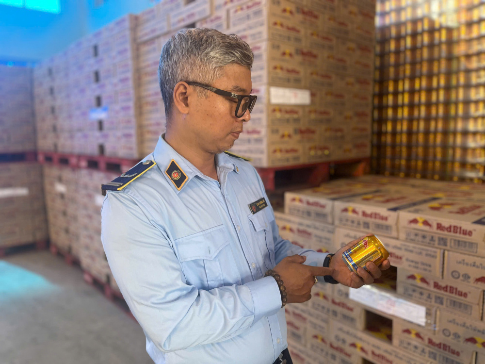 Bò húc nhái nhãn hiệu Redbull