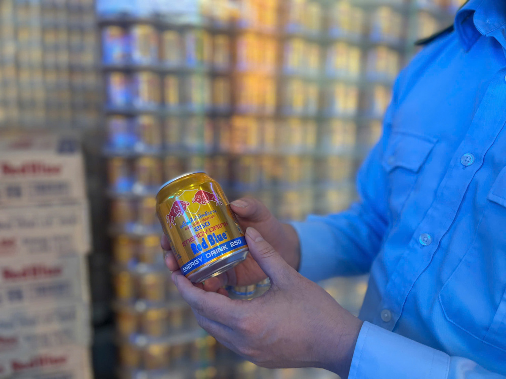 Bò húc nhái nhãn hiệu Redbull