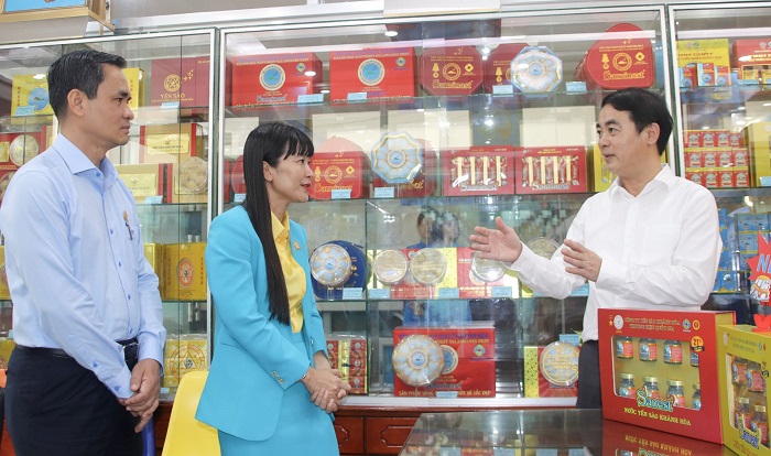 Bí thư Tỉnh ủy Nghiêm Xuân Thành thăm khu trưng bày sản phẩm của Công ty Yến sào Khánh Hòa.