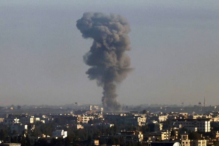 Israel phá hủy các kho vũ khí hóa học của Syria Theo Ngoại trưởng Israel Gideon Saar, lực lượng phòng vệ Israel (IDF) đã không kích nhắm vào các địa điểm cất giữ vũ khí hóa học và cơ sở tên lửa tầm xa của Syria. Ngoại trưởng Saar nhấn mạnh hàng động này là cần thiết nhằm ngăn chặn kho vũ khí nguy hiểm rơi vào tay các nhóm khủng bố và Hồi giáo cực đoan. “Mối quan tâm duy nhất của chúng tôi là sự an toàn của Israel và người dân", Ngoại trưởng Gideon Saar nói. Tuy nhiên, Bộ Ngoại giao Israel không nêu rõ thời điểm các vụ tấn công và thời gian.