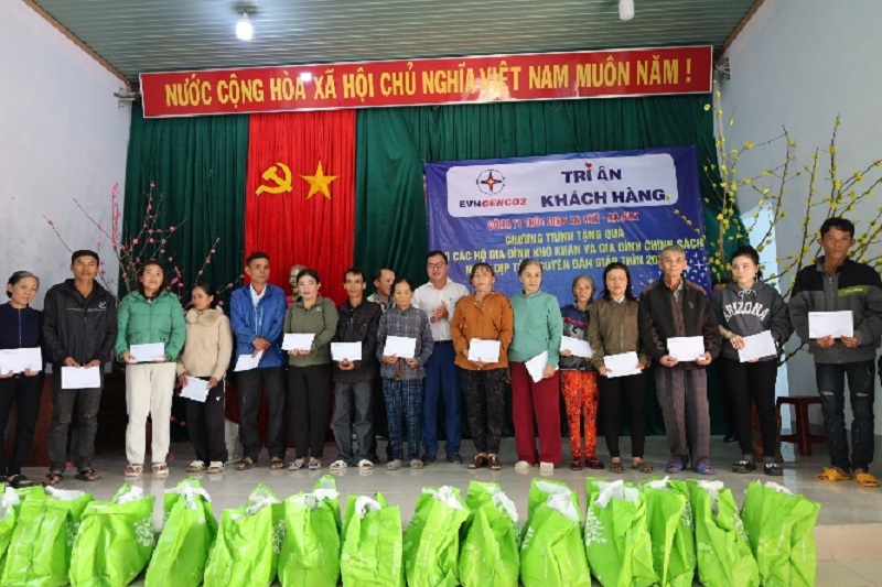 Ban lãnh đạo Thủy điện An Khê - Ka Nak tặng quà