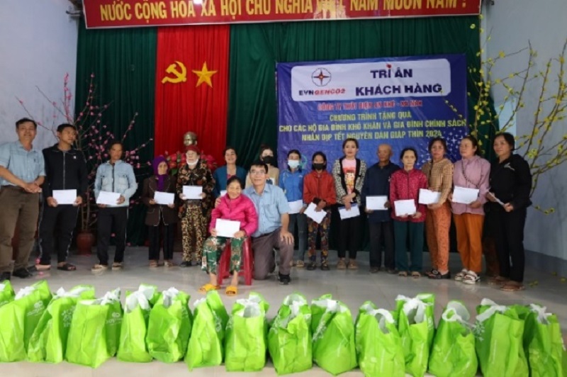 lãnh đạo Thủy điện An Khê - Ka Nak tặng quà