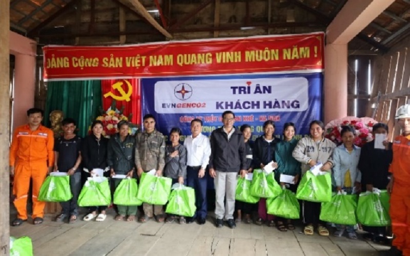 Thủy điện An Khê - Ka Nak tặng quà cho đồng bào dân tộc 