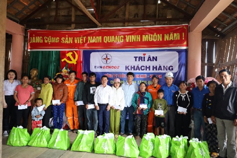 tặng quà cho đồng bào dân tộc