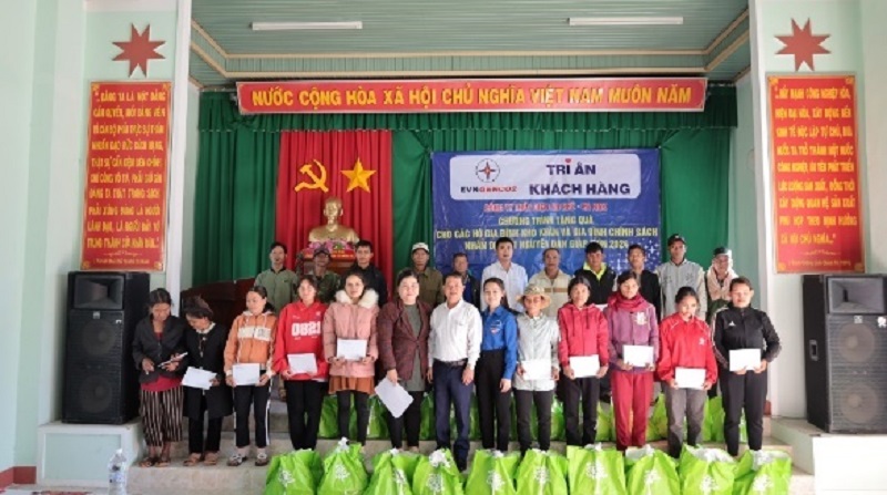 Thủy điện An Khê - Ka Nak tặng quà tri ân khách hàng