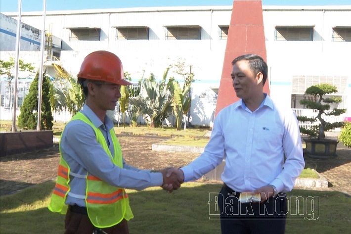 Giám đốc Công ty Nhôm Đắk Nông - TKV lì xì cho các tài xế trước khi xuất quân chuyến hàng đầu năm mới