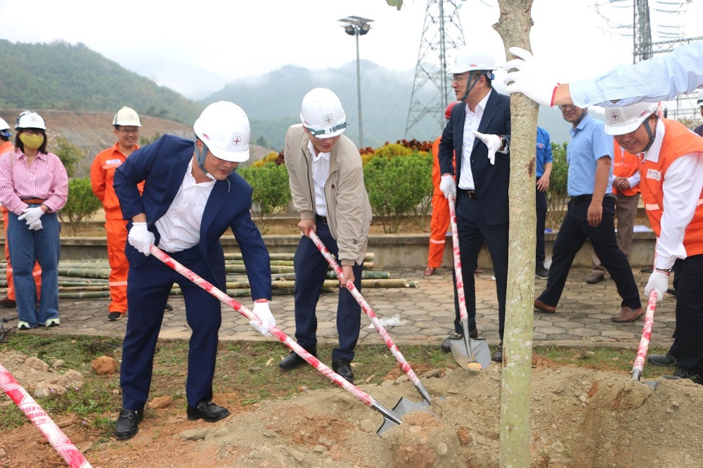 đại diện lãnh đạo Thủy điện Trung Sơn tham gia trồng cây