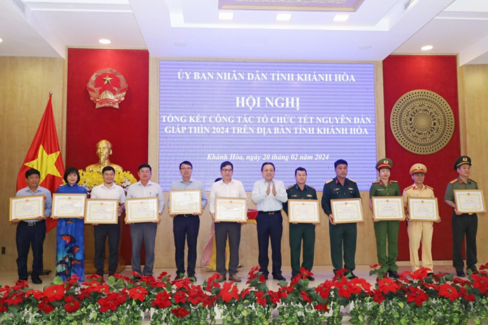 Ông Nguyễn Tấn Tuân - Phó Bí thư Tỉnh ủy, Chủ tịch UBND tỉnh chủ trì hội nghị