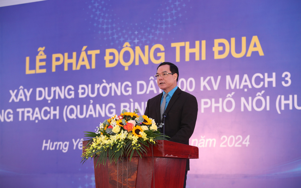 Chủ tịch Tổng Liên đoàn Lao động Việt Nam Nguyễn Đình Khang phát động thi đua - Ảnh: EVN