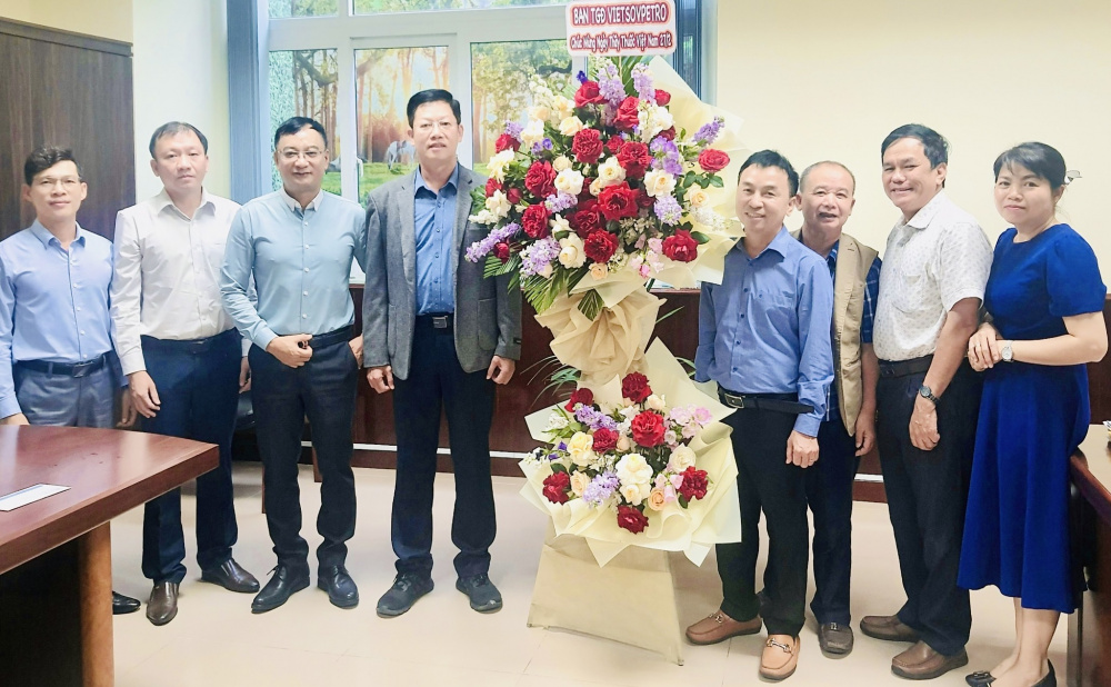 Ban Tổng giám đốc Vietsovpetro tặng hoa chúc mừng TTYT Vietsovpetro nhân ngày Thầy thuốc Việt Nam 27.2.2024