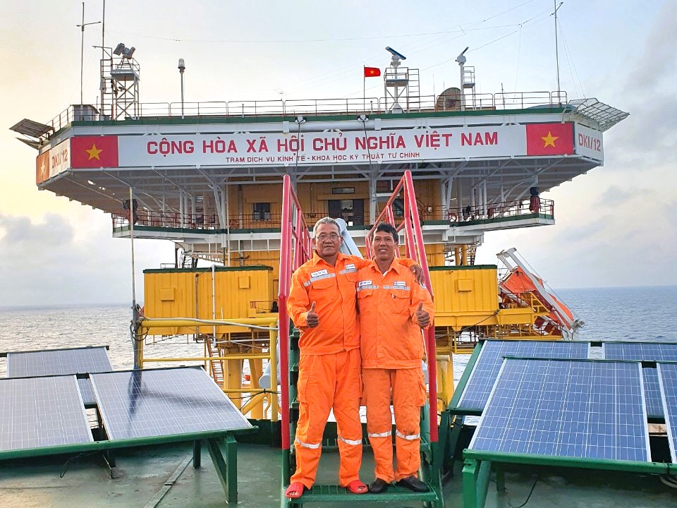 Nhân viên Điện lực Côn Đảo trên Gian DK1 trong chuyến công tác năm 2023