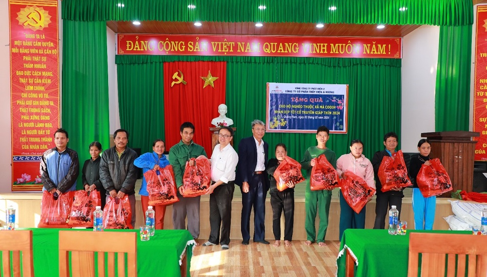 đại diện Thủy điện A Vương trao quà cho người dân