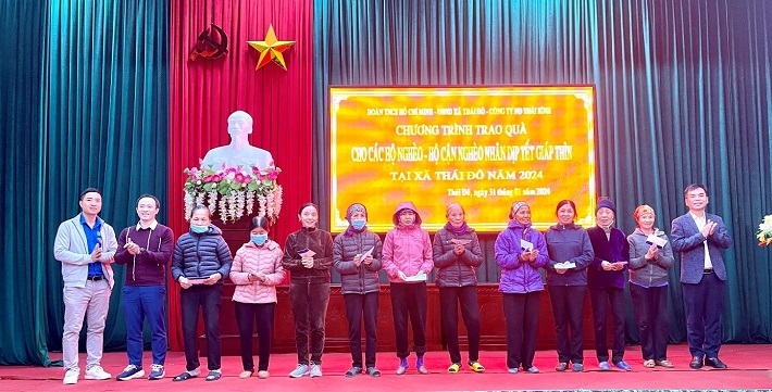 Các đồng chí đại diện Lãnh đạo Công ty trao quà cho các hộ gia đình chính sách tại Xã Thái Đô