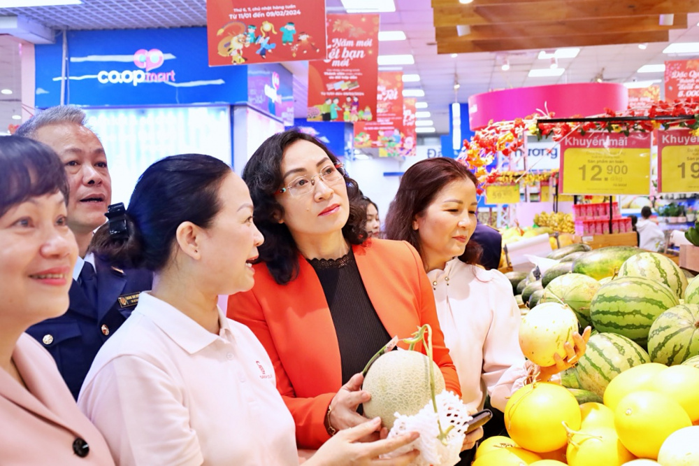 Hàng hóa phục vụ Tết: Nguồn cung dồi dào, đa dạng sản phẩm