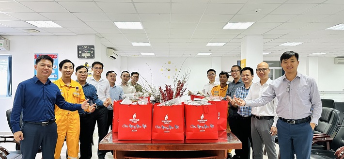 Công ty Khí Cà Mau nhận quà Tết