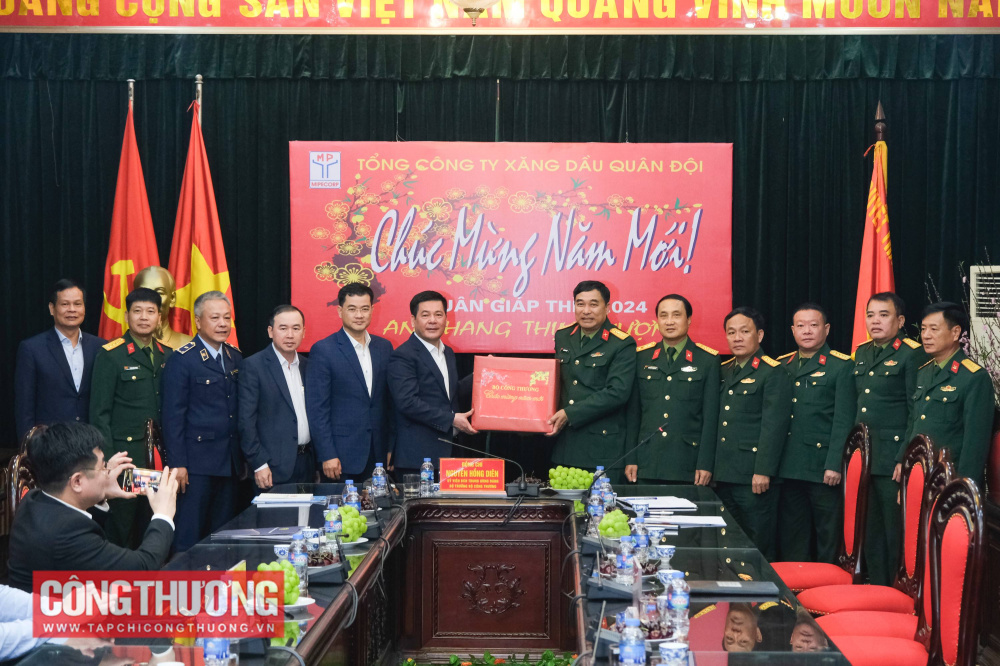 Bộ trưởng Nguyễn Hồng Diên tặng quà, chúc Tết cán bộ, người Nền tảng hàng đầu cung cấp Cwin com tại các đơn vị