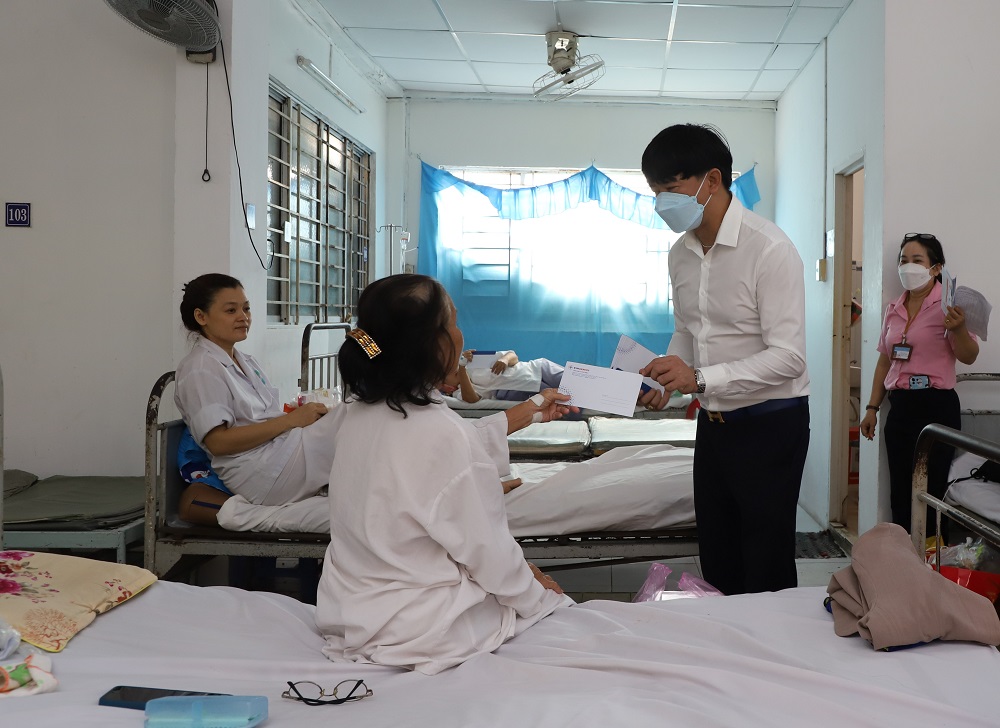 đại diện Tổng Công ty Phát điện 2 trao quà
