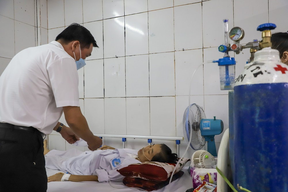 Đại diện Công đoàn cơ quan Tổng Công ty Phát điện 2 trao quà đến các bệnh nhân