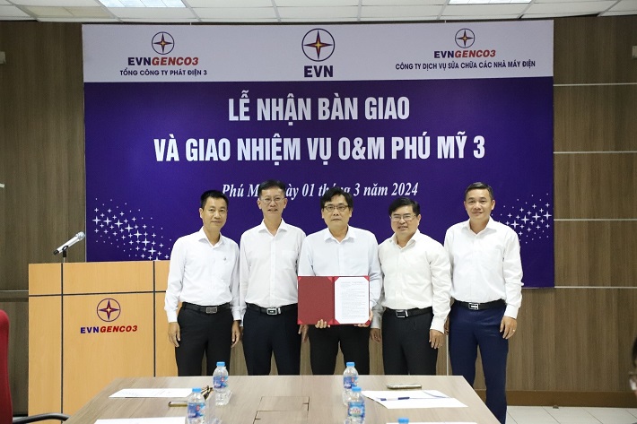 Ông Trương Văn Phương, Giám đốc Công ty EPS (ở giữa) nhận Công văn giao nhiệm vụ O&M Nhà máy điện Phú Mỹ 3 từ Ông Võ Minh Thắng, Phó Tổng Giám đốc Tổng Công ty Phát điện 3 (thứ 2 từ phải qua)