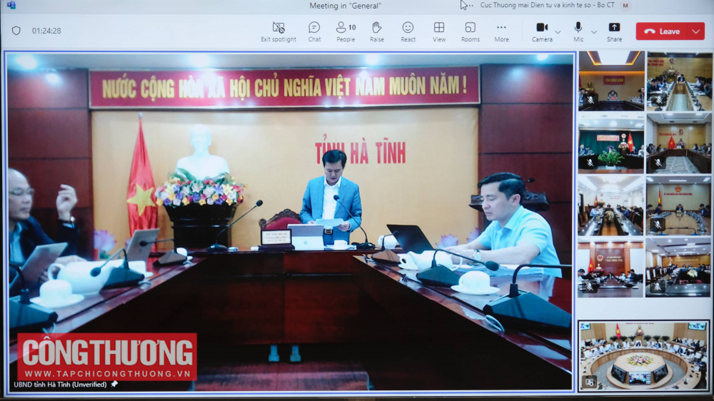 Đại diện các địa phương báo cáo tóm tắt tình hình bàn giao mặt bằng và thi công các vị trí trên địa bàn