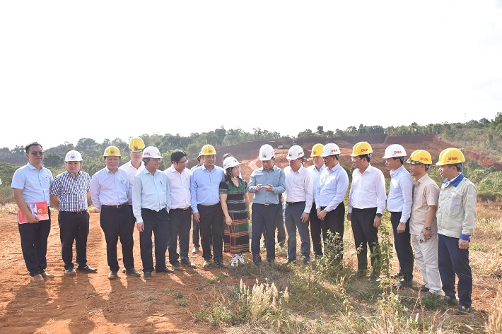 Bộ trưởng Bộ TN-MT Đặng Quốc Khánh yêu cầu Cục Khoáng sản Việt Nam và các bên liên quan sớm phối hợp với TKV thực hiện cơ chế hoàn trả đất sau khai thác bô xít