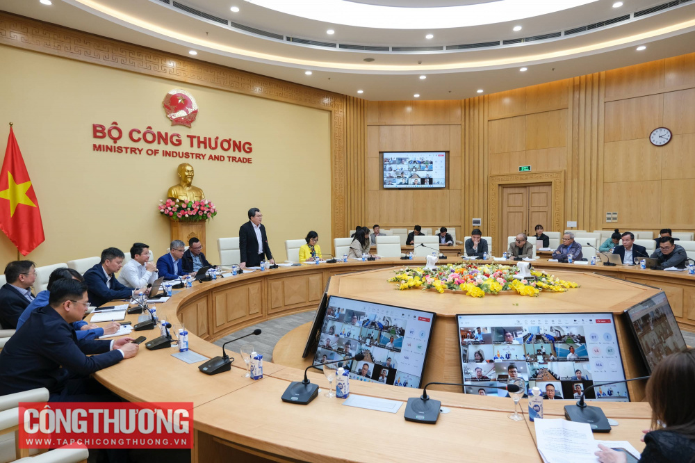 Tại cuộc họp lần đầu của Tổ biên tập, đại diện Cục Điều tiết điện lực đã công bố quyết định thành lập Ban soạn thảo, Tổ biên tập xây dựng dự án Luật Điện lực (sửa đổi); lấy ý kiến và thông qua bản phân công nhiệm vụ cho các thành viên Tổ biên tập theo nhóm nội dung do Cục Điều tiết điện lực đề xuất; thống nhất về cách thức hoạt động của Tổ biên tập như phương thức liên lạc, trao đổi giữa các thành viên; thống nhất cử 1 cán bộ làm đầu mối của cơ quan, đơn vị trong trường hợp cơ quan, đơn vị cử nhiều cán bộ tham gia Tổ biên tập và các nội dung phát sinh khác. Đồng thời, các thành viên Tổ biên tập đã tham gia góp ý cho Dự thảo 1 Luật Điện lực (sửa đổi)