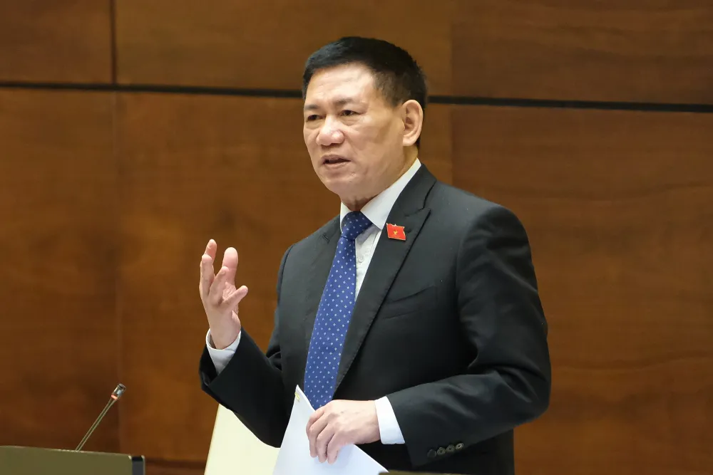 Bộ trưởng Bộ Tài chính Hồ Đức Phớc chịu trách nhiệm trả lời nhóm vấn đề thuộc lĩnh vực tài chính