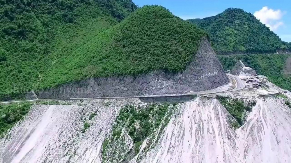 Đèo Đá Trắng được bao phủ một màu trắng xóa như có tuyết phủ quanh năm