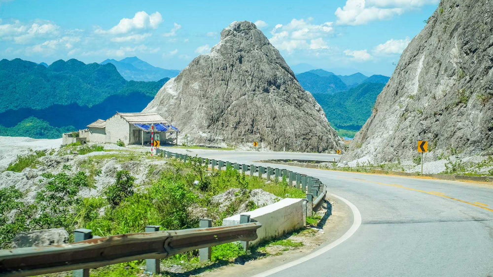 Đèo Đá Trắng được bao phủ một màu trắng xóa như có tuyết phủ quanh năm