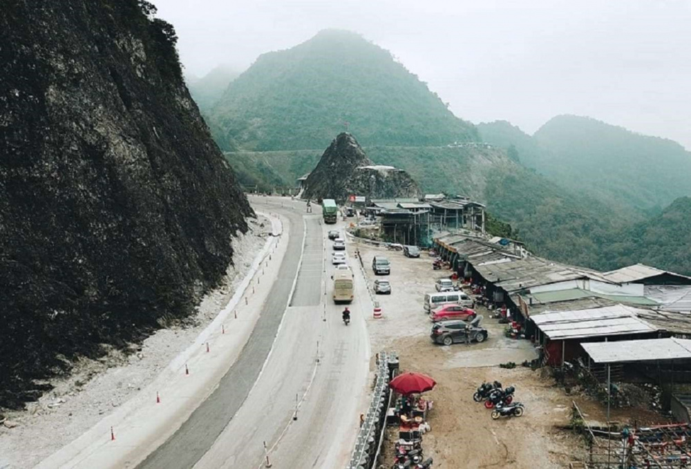 Đèo Đá Trắng được bao phủ một màu trắng xóa như có tuyết phủ quanh năm