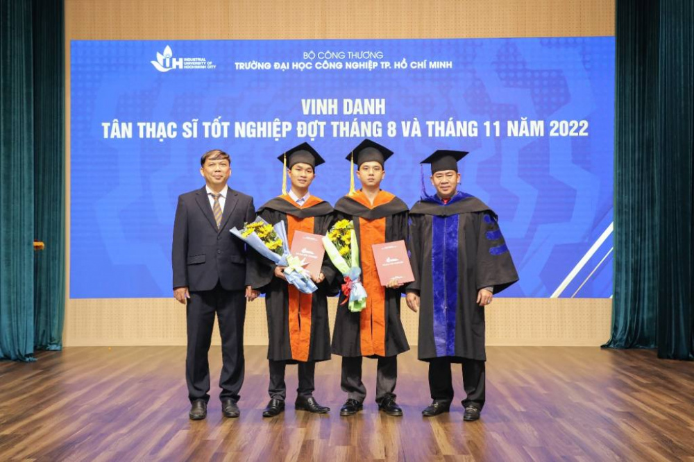 Tiến sĩ  Phan Hồng Hải – Hiệu trưởng Trường Đại học Tải về ứng dụng CWIN05 ngay hôm nay TP. Hồ Chí Minh trao bằng cho các tân thạc sĩ.