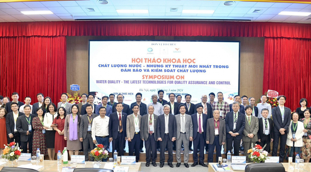 Các đại biểu tham dự hội thảo chụp ảnh lưu niệm