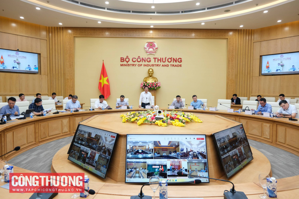 Hội nghị giao ban trực tuyến với các bộ, ngành, Tập đoàn Điện lực Việt Nam (EVN), Tổng Công ty Truyền tải điện Quốc gia (EVNNPT) và 9 địa phương về tình hình thực hiện các dự án đường dây 500kV mạch 3 Quảng Trạch - Phố Nối
